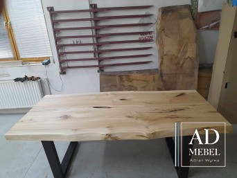 Stół z drewna wiązowego